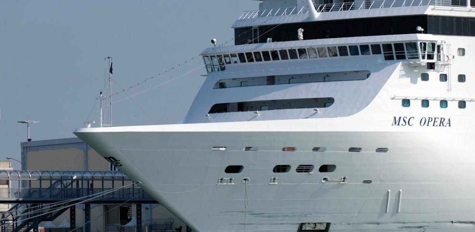 Zwei Österreicher sind positiv auf das Coronavirus getestet worden, nachdem sie am Freitag in Genua vom Kreuzfahrtschiff &quot;MSC Opera&quot; gegangen sind. 
