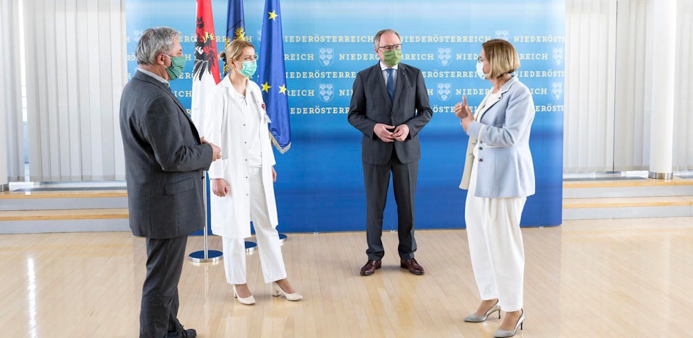 Dr. Markus Klamminger, Direktor für Medizin und Pflege NÖ LGA, DGKP Zinepe Jonuzi, LH-Stellvertreter Stephan Pernkopf und Landeshauptfrau Johanna Mikl-Leitner