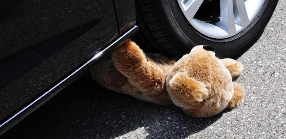 Der 4-jährige lief direkt vor das fahrende Auto (Symbolbild)