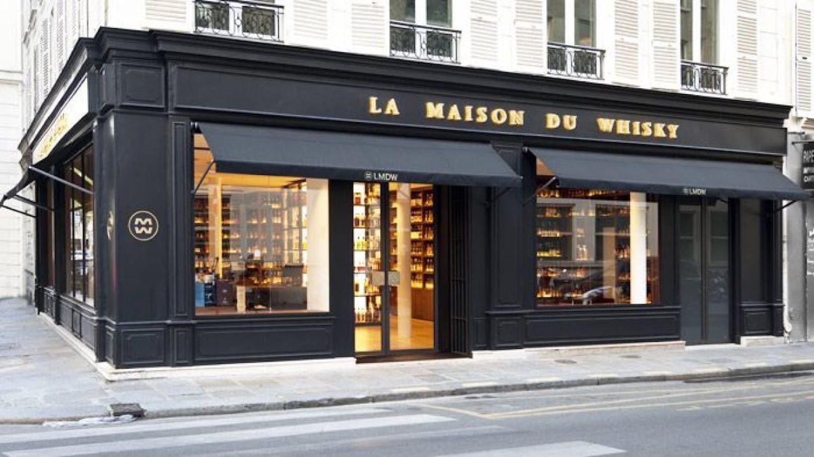 Tatort: Die Diebe brachen in das Pariser Luxusgeschäft &quot;La Maison du Whisky&quot; ein, stahlen Flaschen um 700.000 Euro. 