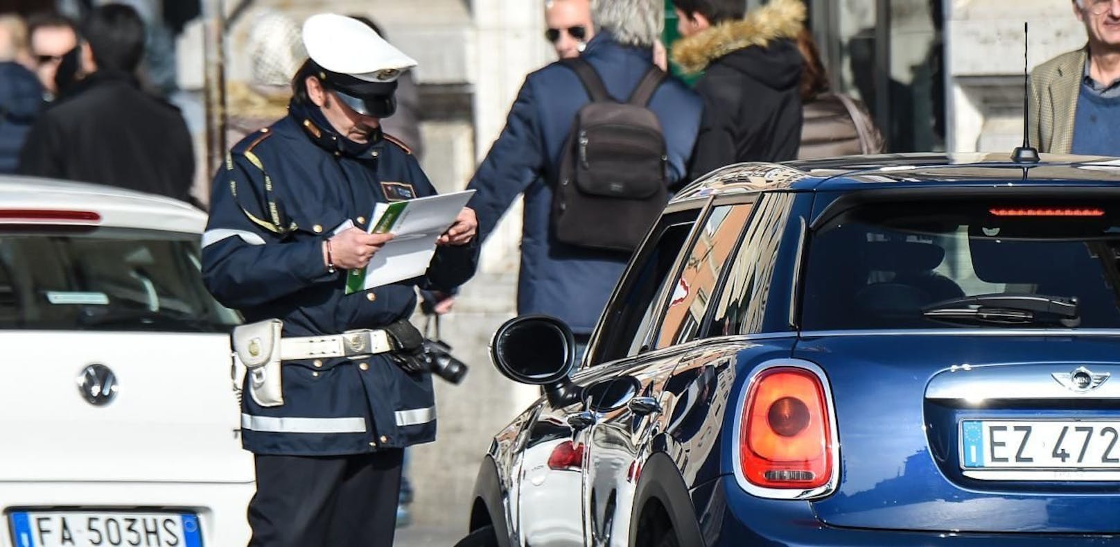 Ein Polizist während einer Verkehrskontrolle in Rom. Archivbild
