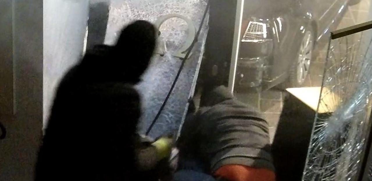 Heute.at - Audi mit Holzramme für Juwelier-Coup präpariert