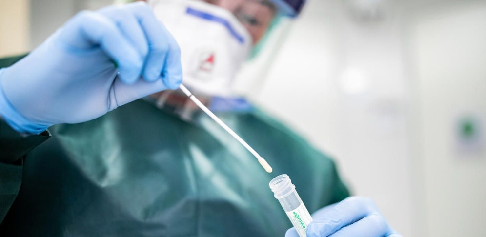 Für den Corona-Schnelltest wird ein Wattestäbchen-Abstrich aus dem Rachenraum benötigt. 