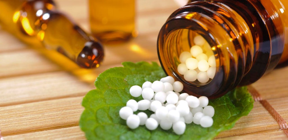 In solchen homöopathischen Globuli können Moleküle von Küchenschaben und Hundekot stecken. Auf Deutsch müssen diese aber nicht deklariert werden.