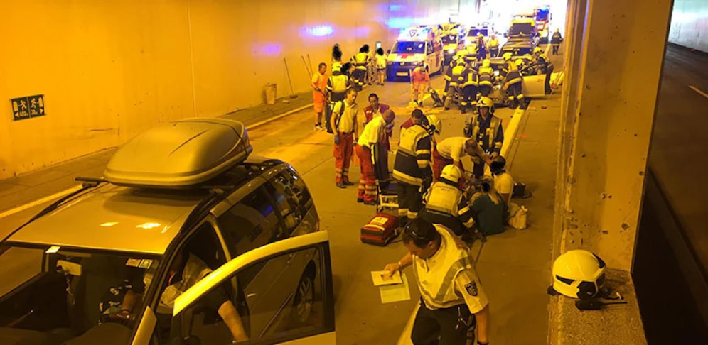 Unfall im St. Andrä Tunnel auf der Tauernautobahn (HFW Villach).