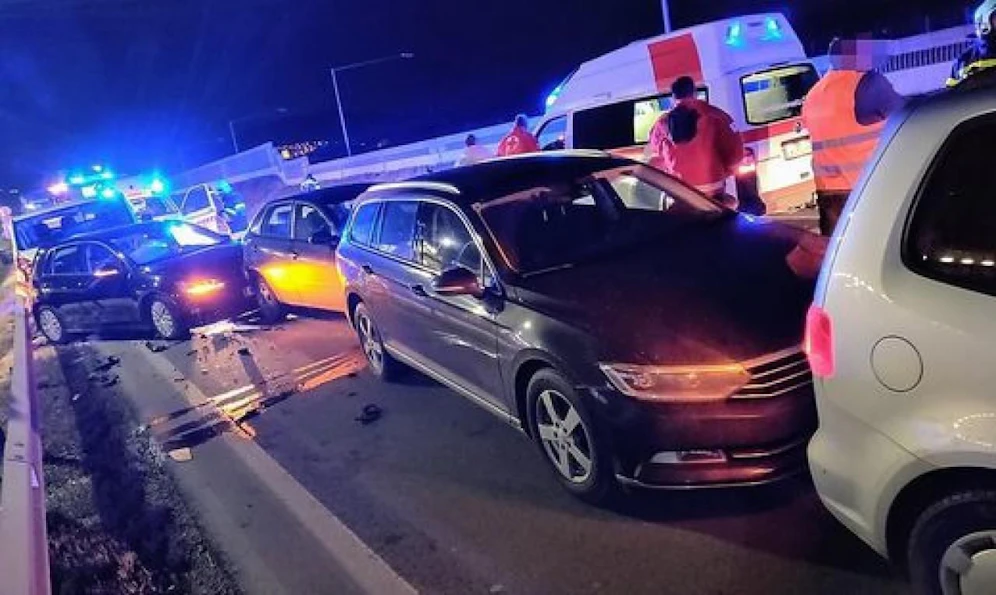 Bei der Massenkarambolage wurden mehrere Personen verletzt.