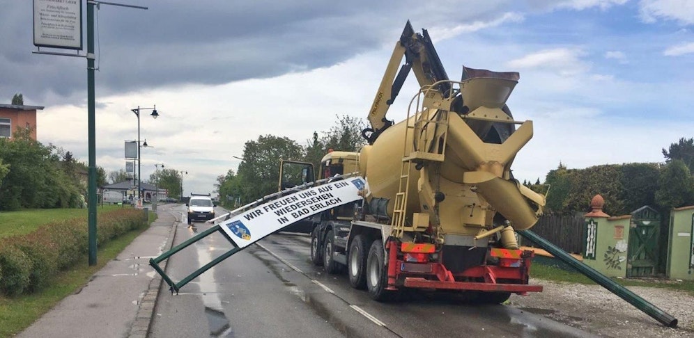 Der Fahrer des Betonmischers hatte die Höhe seines Lkw unterschätzt.