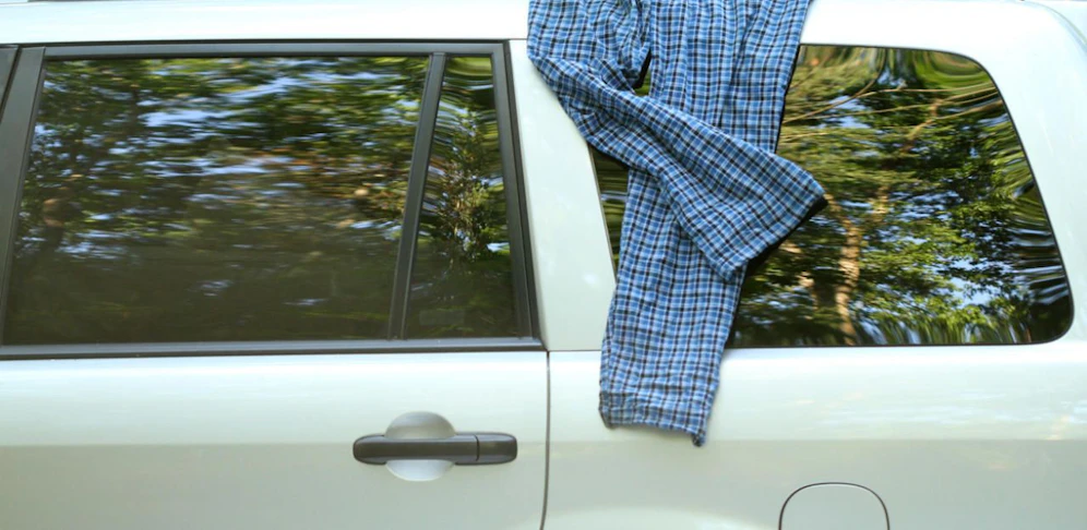 Der Nackte raste mit dem gestohlenen Fahrzeug davon