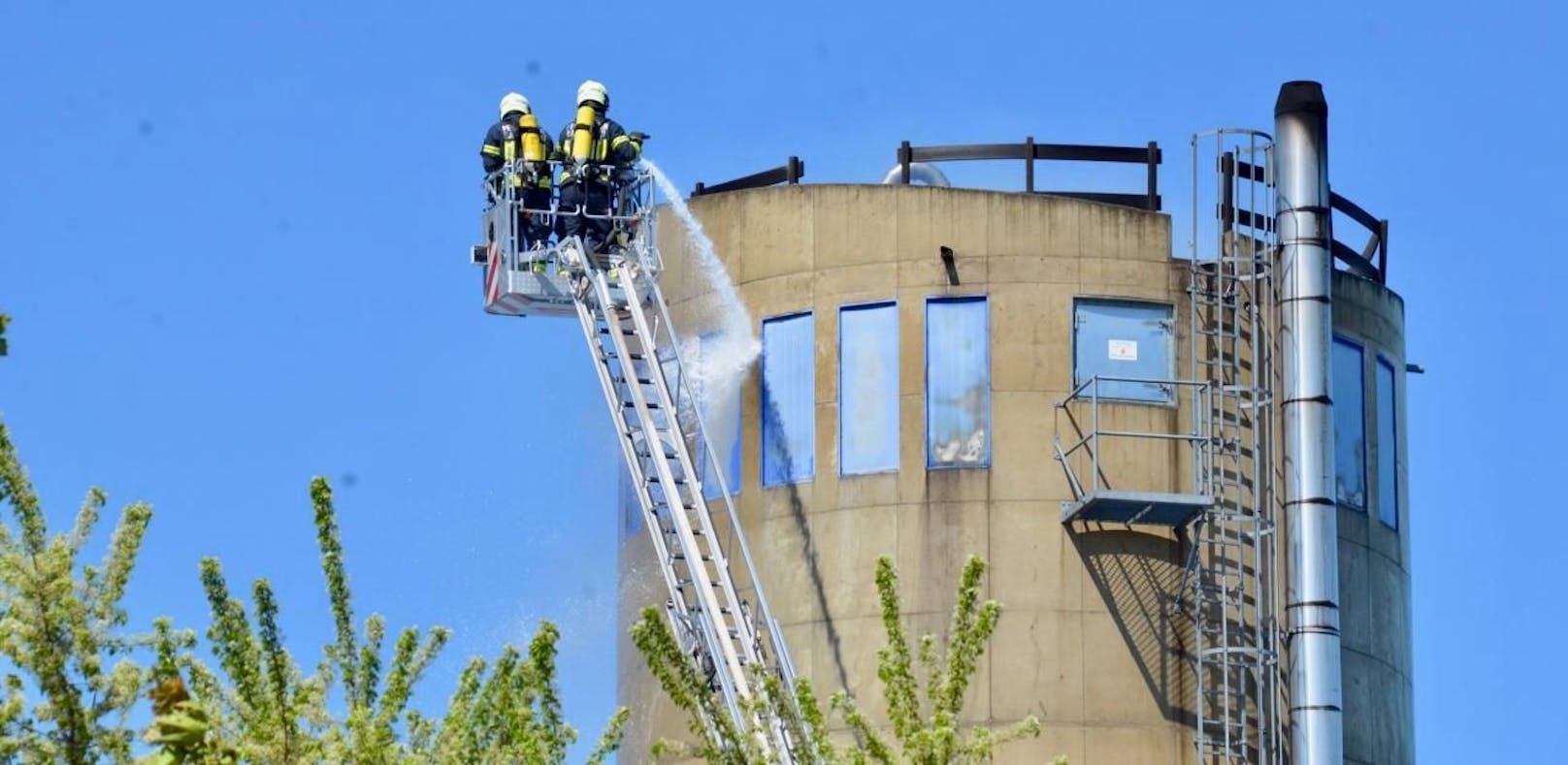 Vier Feuerwehren löschen Silo-Brand in Sooß