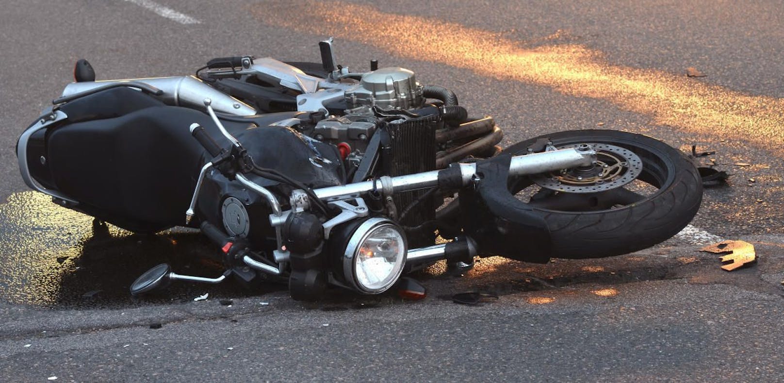 Kopfverletzung: Biker kollidierte mit Kleinbus