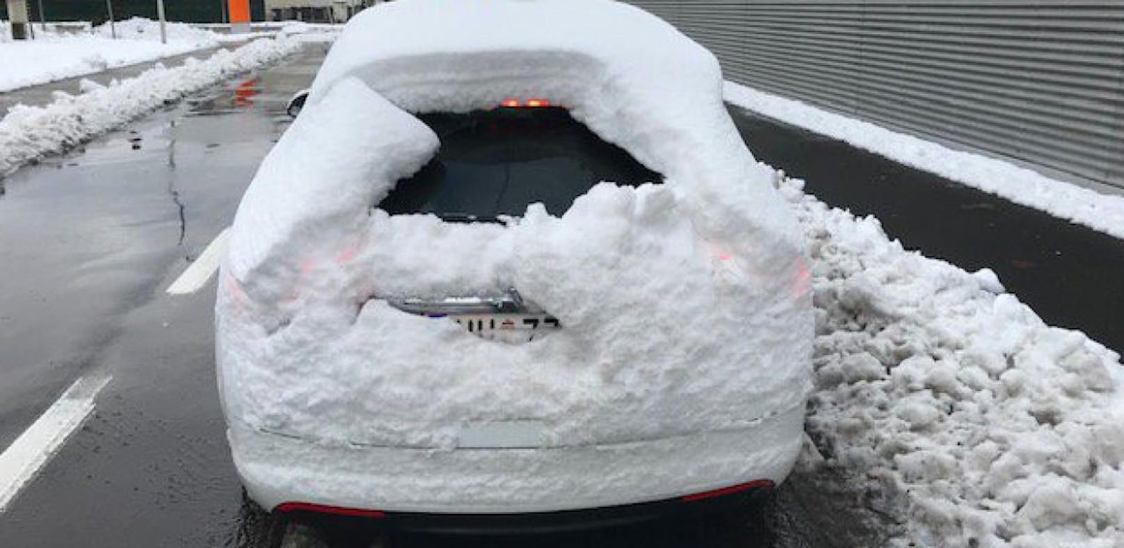 Schnee und Eis auf dem Auto: Es drohen Bußgelder für Autofahrer