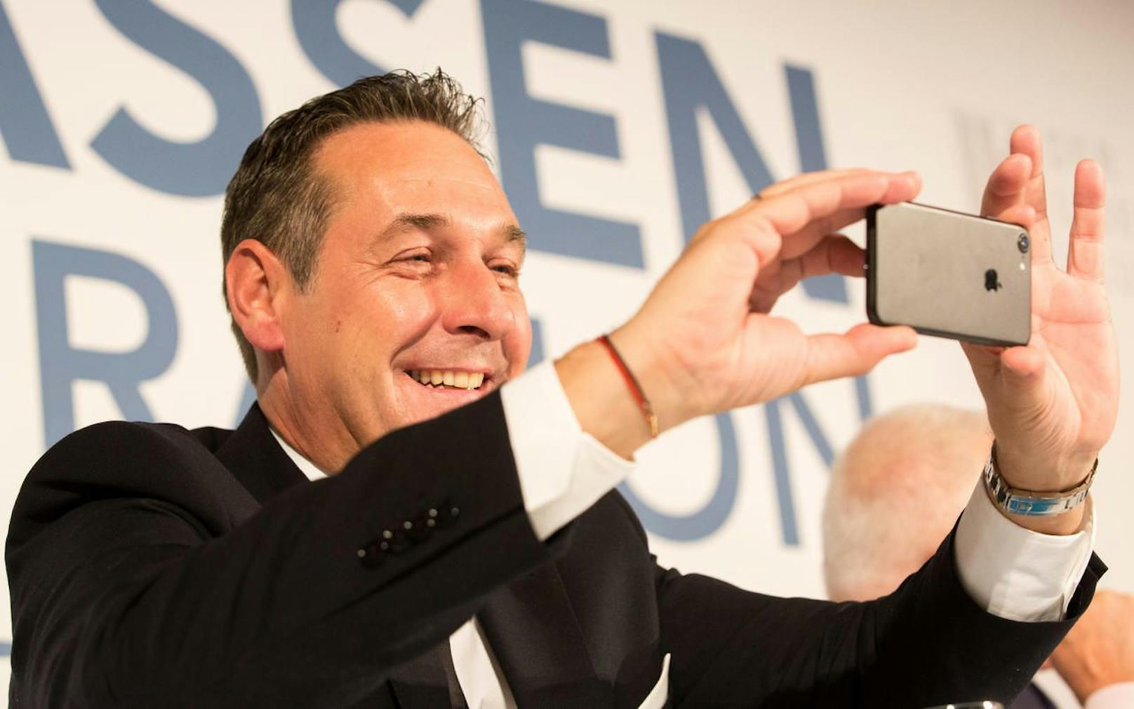 FPÖ-Chef Heinz-Christian Strache macht ein Foto mit seinem Smartphone.
