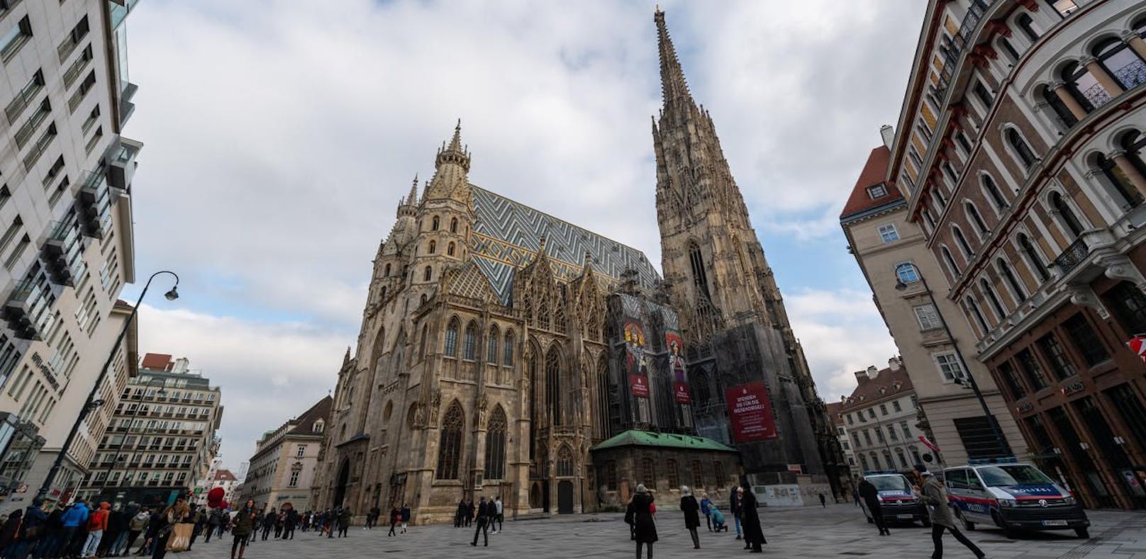 Die FPÖ warnt vor einer Kirchenschändung des Stephansdoms durch Flüchtlinge.