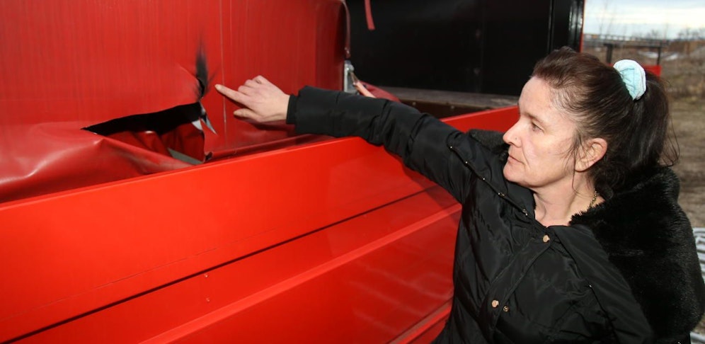 Zirkuschefin Andrea Degen zeigt die Schäden. 