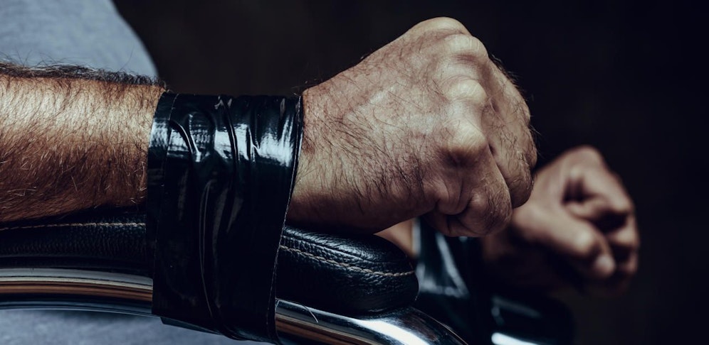 An einen Stuhl gefesselt. Symbolfoto