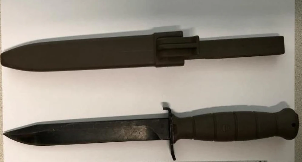 Der Verdächtige wurde festgenommen und die Tatwaffe, ein 17 cm großes Feldmesser, sichergestellt.