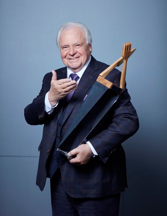 Eckart Witzigmann mit der Auszeichnung, designt von Dreikant