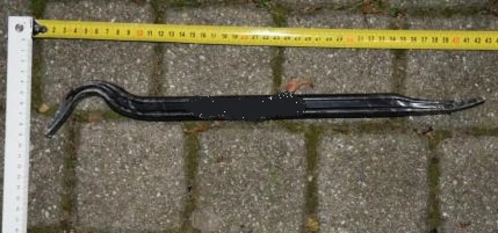 Einem Diensthund gelang es, ein Brecheisen in der Nähe der Bankfiliale aufzufinden und sicherzustellen.