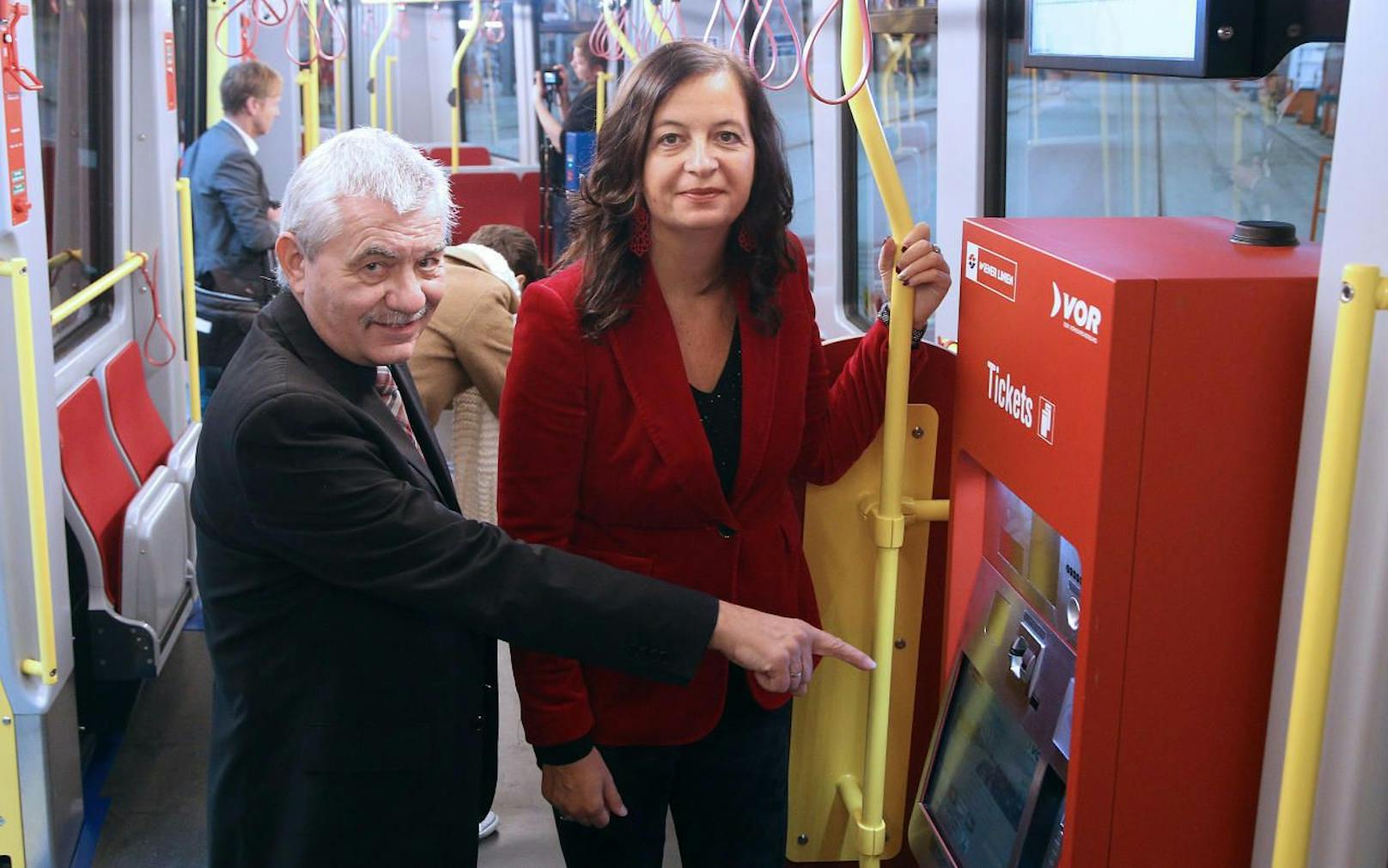 Stadträtin Ulli Sima und der Geschäftsführer der Wiener Linien Günter Steinbauer präsentieren die neuen Ticketautomaten. (c) PID/Martin Votava