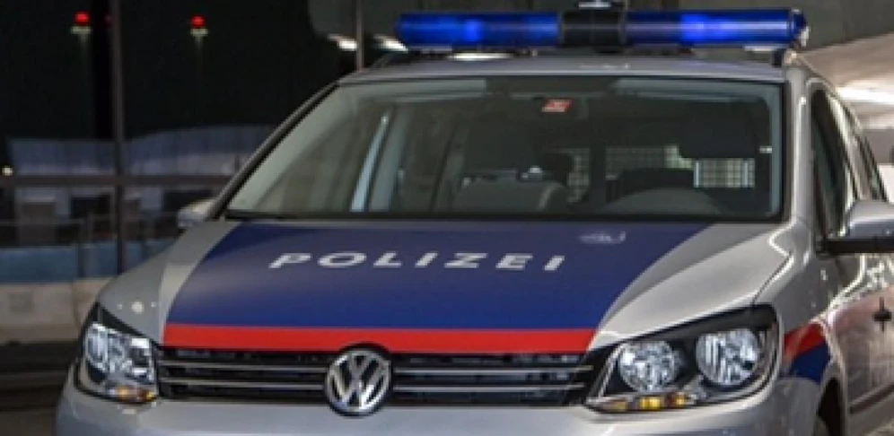 Vier Polizeibeamte wurden verletzt.