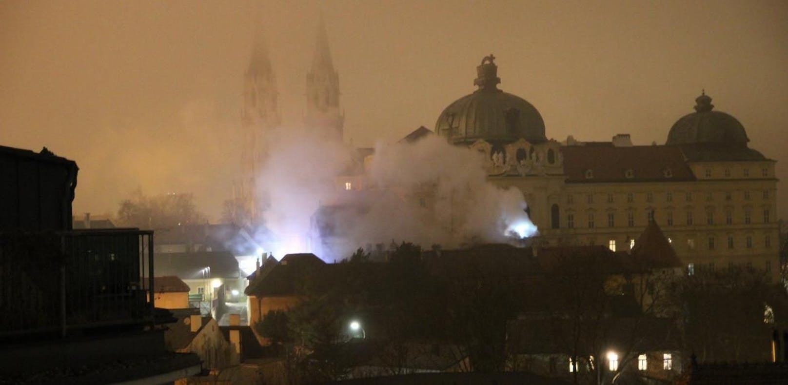 Dichte Rauchwolken über den Dächern des Stiftes Klosterneuburg. 