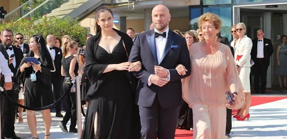 Vl. Schauspieler und Hobby-Pilot John Travolta (mitte) neben Tochter Ella Bleu und Schwester Helen.