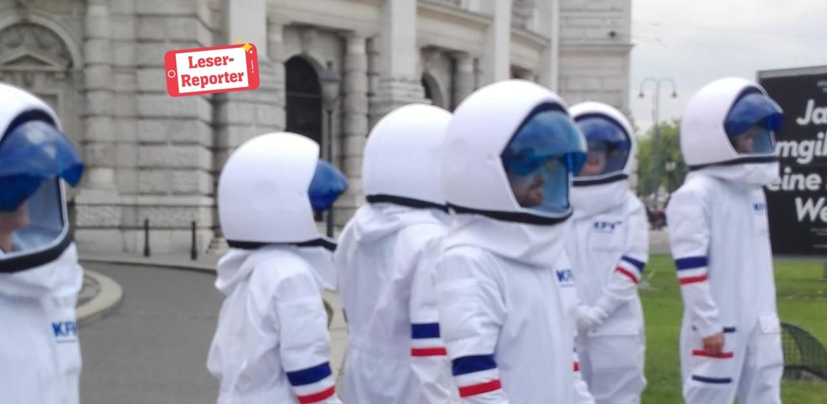 Was machen Astronauten vor dem Burgtheater?