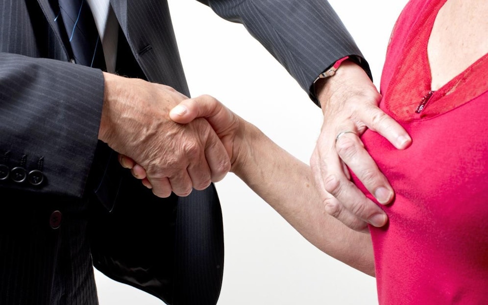 Der Professor soll eine Studentin begrapscht haben.