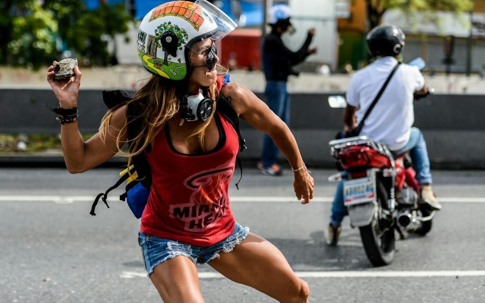 Unter den 5.000 Demonstranten in Carracas: Model Caterina Ciarcelluti (44). Credit: AFP 
