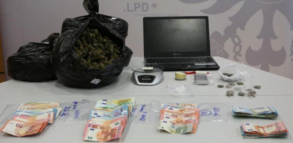 Bei den Hausdurchsuchungen wurden u.a. mehrere Kilo Cannabiskraut und mehrere tausend Euro sichergestellt.