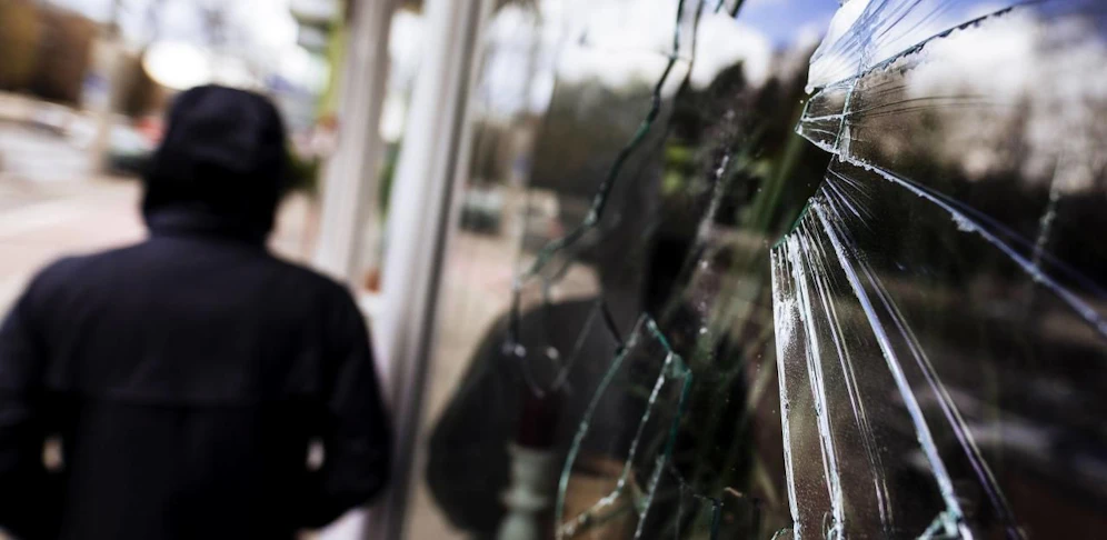 Täter brachen in einen Supermarkt ein und stahlen Handys.