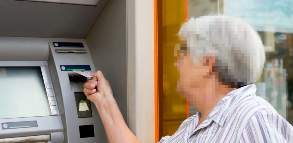 Senioren und Seniorinnen sollen beim Bankbesuch aufpassen. 
