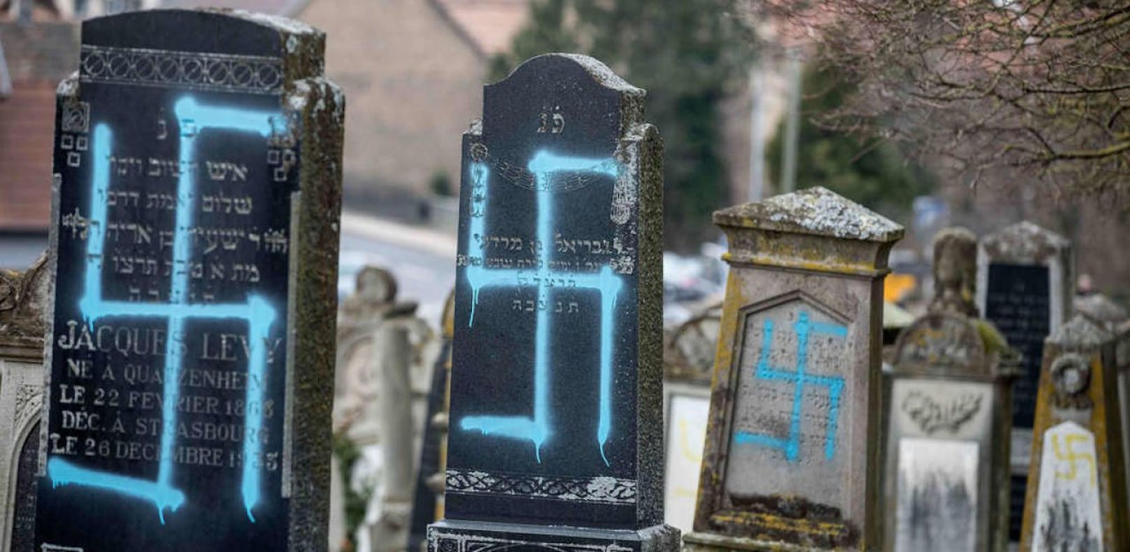 Unbekannte beschmierten etliche Gräber des jüdischen Friedhofs mit blauen und gelben Hakenkreuzen.