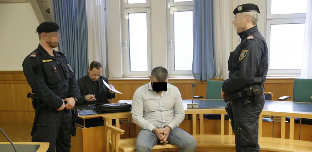 Angeklagter Ruslan M. im Saal.