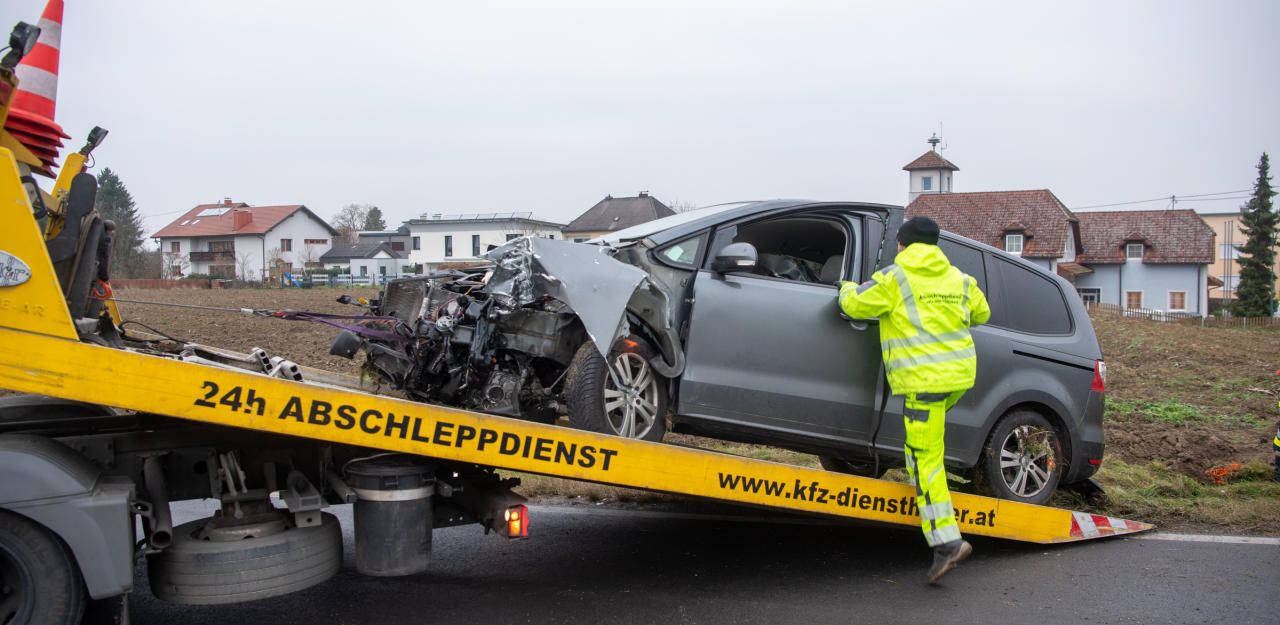 Heute.at - Lenker (33) kracht in Bus und wird schwer verletzt