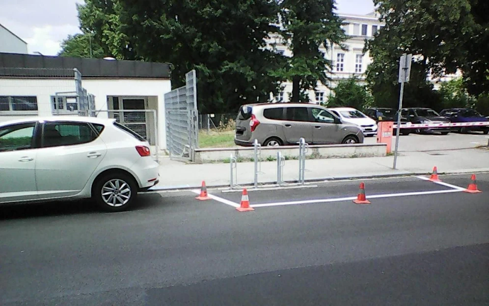 Ein Radständer, der anstelle eine Auto-Parkplatzes entsteht, sorgt derzeit im Netz für Diskussionen.