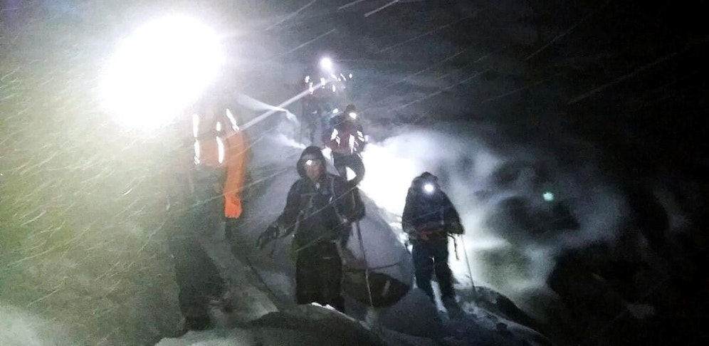 (Symbolbild) Die Bergretter fanden die Wintersportler schließlich gegen 21 Uhr.