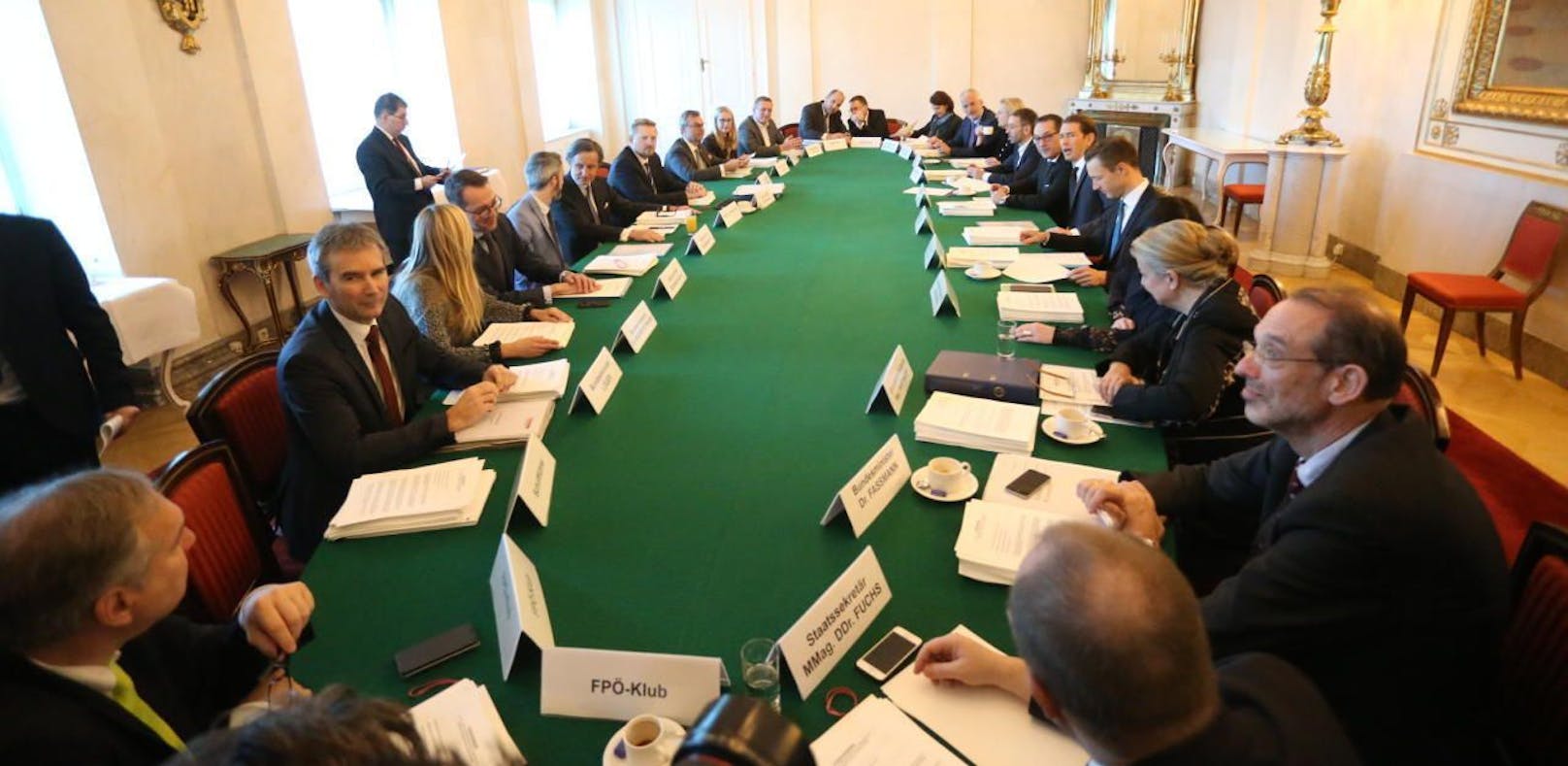 Die einzelnen Kabinette der Bundesregierung, im Bild bei ihrem ersten Zusammentreffen im Ministerrat, kosten den Steuerzahler viele Millionen Euro Steuergeld pro Jahr.