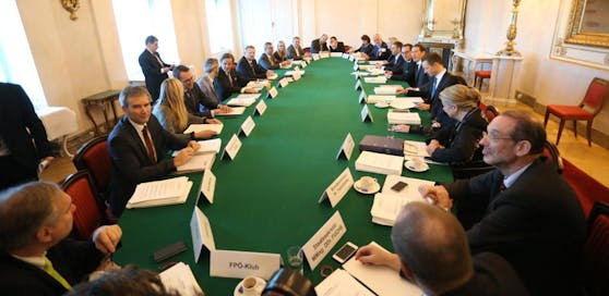 Die einzelnen Kabinette der Bundesregierung, im Bild bei ihrem ersten Zusammentreffen im Ministerrat, kosten den Steuerzahler viele Millionen Euro Steuergeld pro Jahr.