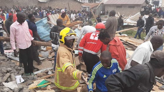 Das Rote Kreuz vermutet immer noch verschüttete Kinder unter den Trümmern. 