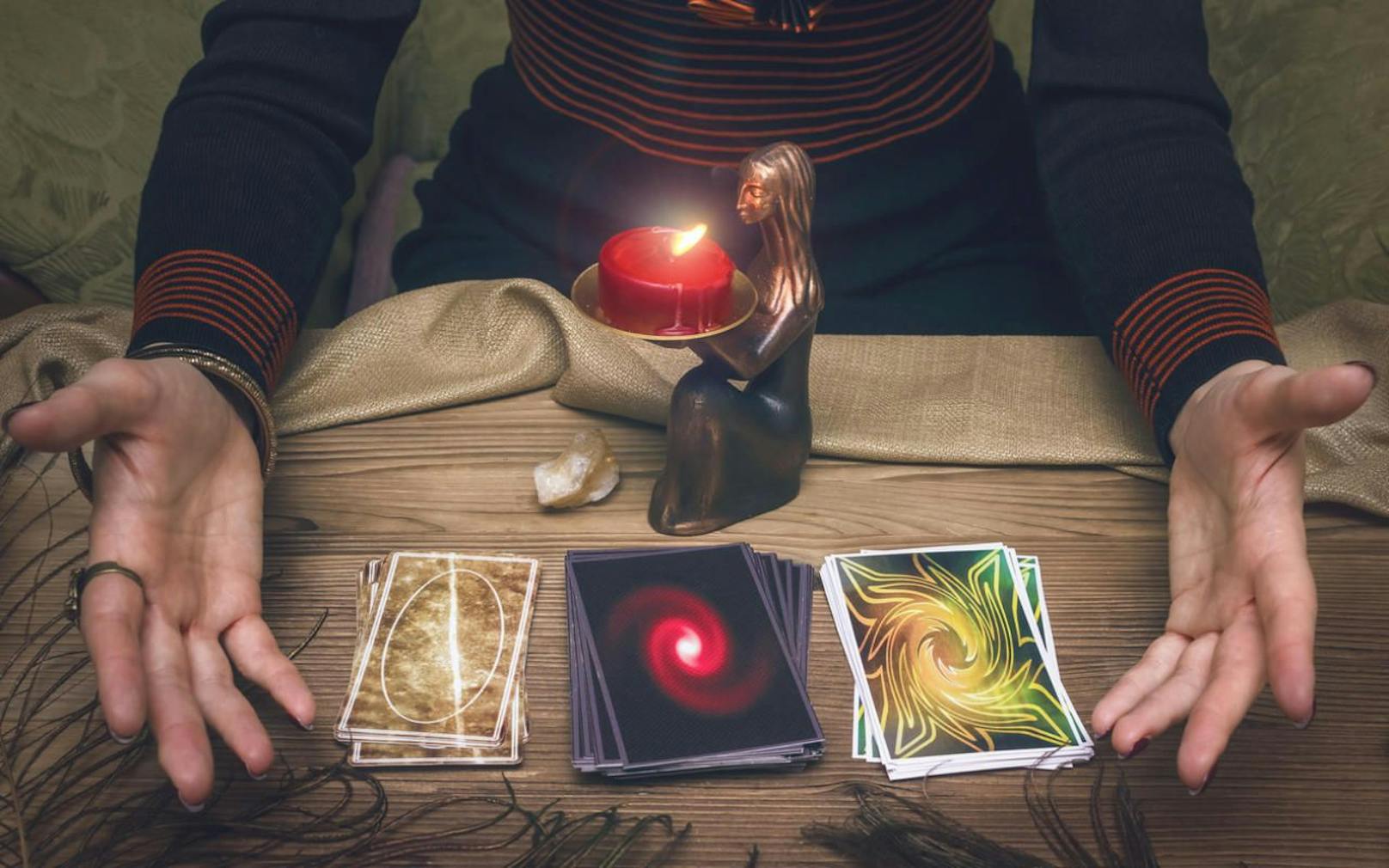 Hellseherin will mittels Tarot-Karten die Zukunft vorhersagen können. Symbolfoto
