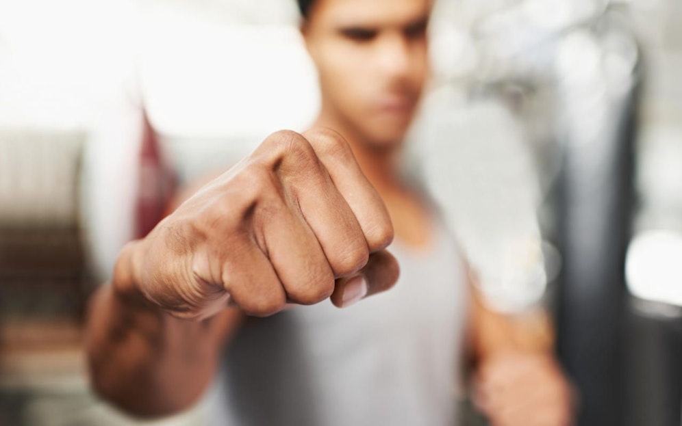 Der Vater eines Kleinkinds schlug auf einen Lenker ein.