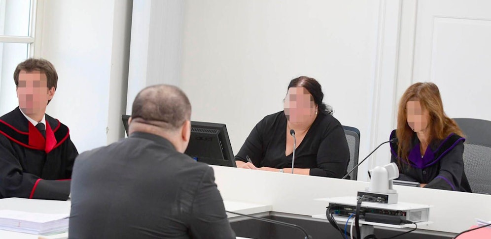 Der Beschuldigte soll zwei Frauen jahrelang gequält haben. 