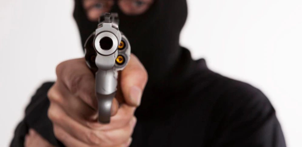 (Symbolbild) Sein Bankräuber-Kostüm vervollständigte der 63-Jährige mit seiner echten Pistole.