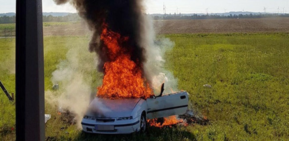 Das Auto des 19-Jährigen brannte lichterloh. Die Feuerwehr musste es löschen. Gerettet wurde der Bursch von einem Lkw-Fahrer.