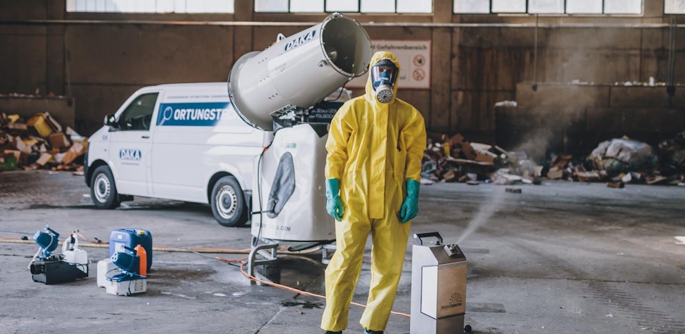 So sieht sie aus, die Desinfektions-Schneekanone. Ein Mitarbeiter der Erfinder-Firma DAKA zeigt auch das kleinere Gerät (im Vordergrund), das in Räumen und Autos eingesetzt werden kann.