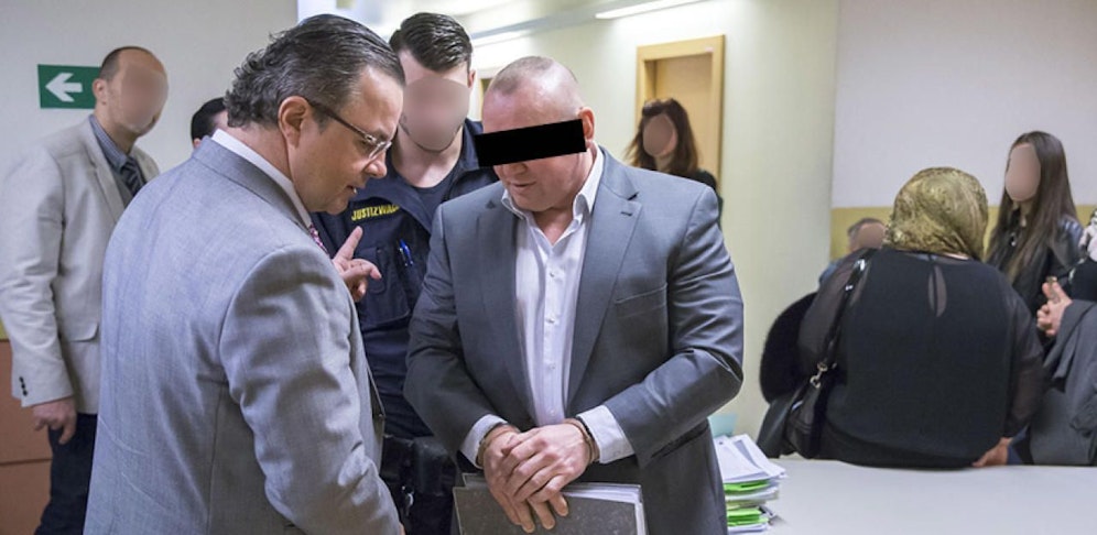 "Kredithai" Manfred H. (45) muss sich seit Dienstag wegen Erpressung in Wien vor Gericht verantworten.