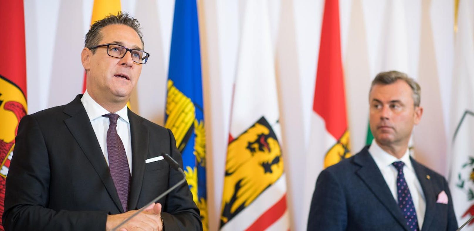 Vizekanzler Heinz-Christian Strache (l.) und Verkehrsminister Norbert Hofert (beide FPÖ) widersprechen sich.