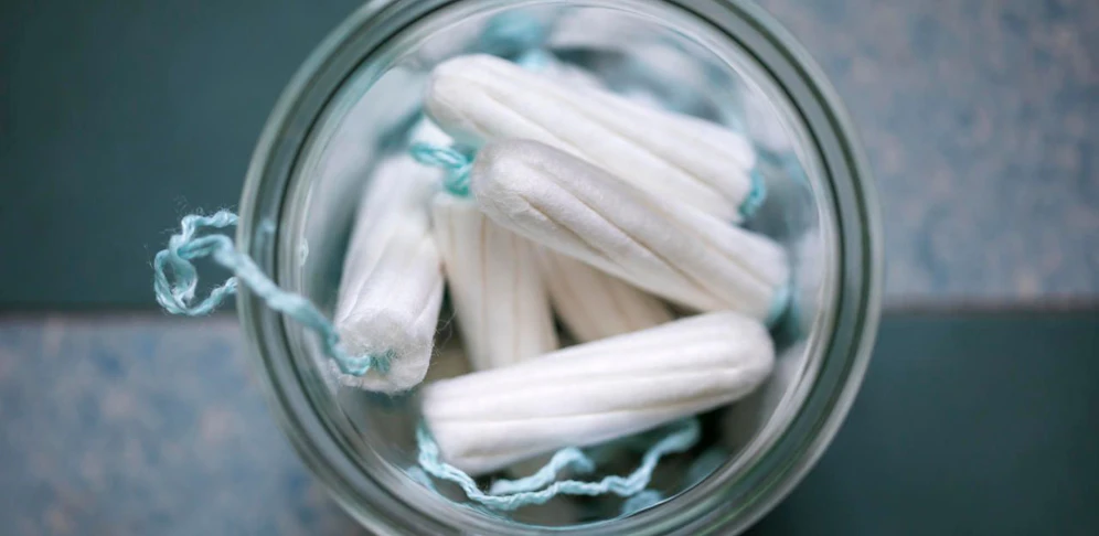 Im Wiener Donauzentrum bekommen Mädchen und Frauen ab sofort kostenlos Tampons und Binden.