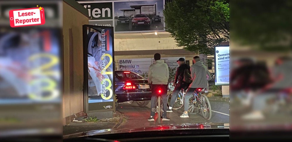 Die Teenager stellten sich mit ihren Fahrrädern beim McDrive an.